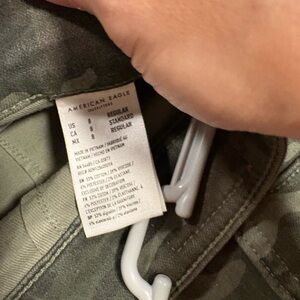 American Eagle camo cargo pants with a pocket on each side of the leg stretchy